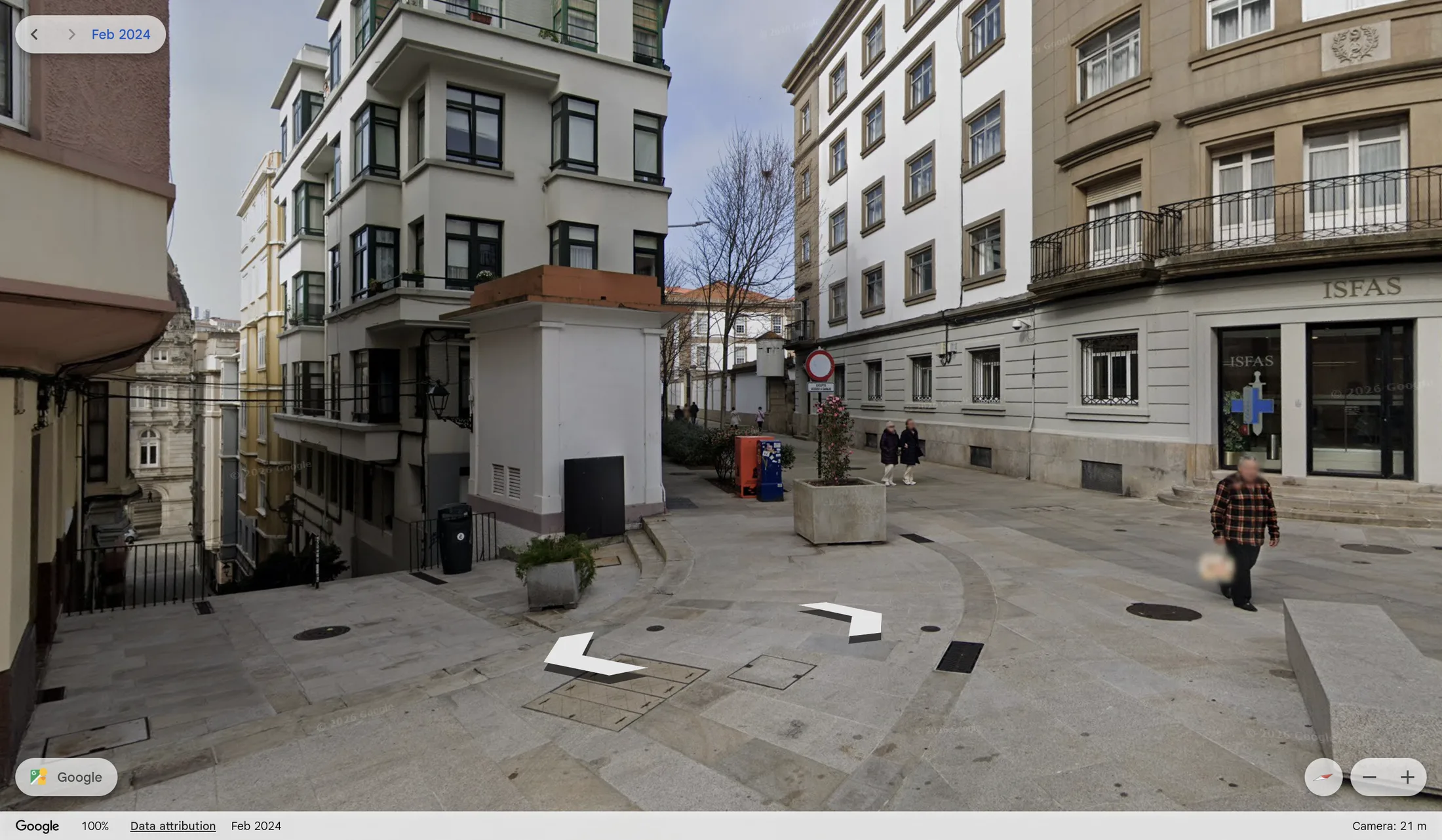Un recuncho preto do Cuartel de Atocha en 2024, repavimentado e pechado ao tráfico de paso.