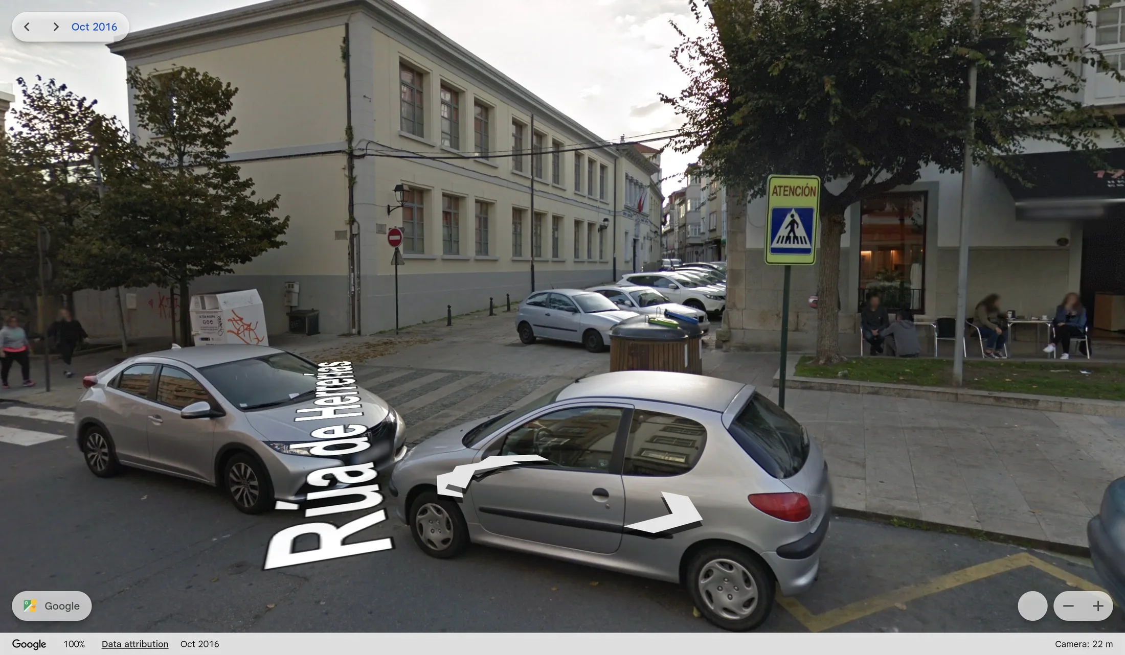 O recuncho xunto ao colexio en 2016: coches aparcados na rúa.