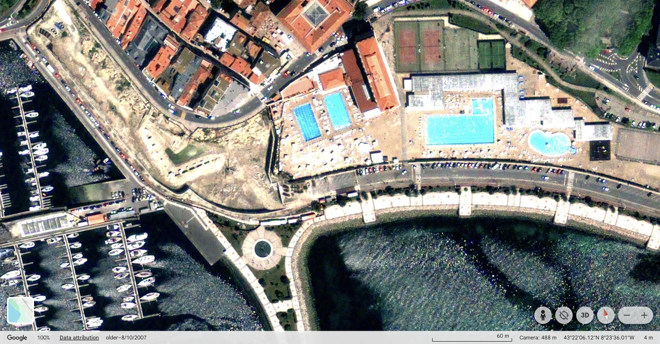 La Solana, 2009: o solar baleirado, obras comezando xunto ás piscinas.