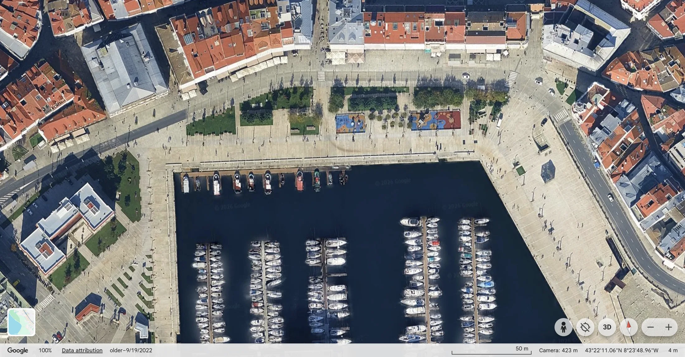 A Mariña, vista histórica de 2024: un xardín axardinado e unha zona de xogos pavimentada xunto á rotonda.