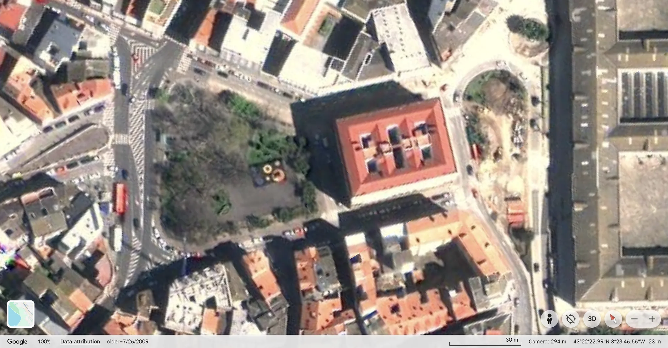 Praza de España, vista histórica de 2010: terreo espido xunto ao edificio.