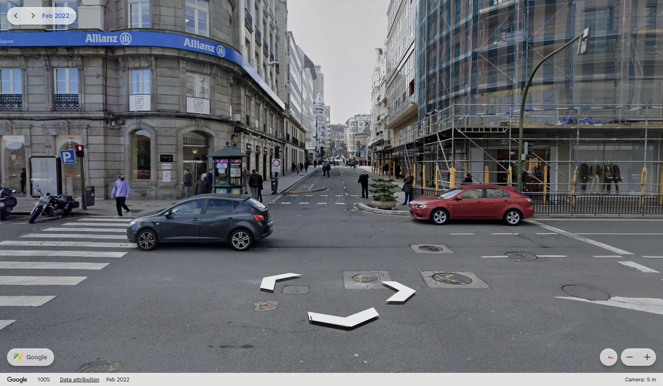 Rúa Juana de Vega, preto da Praza de Lugo, en 2022: coches cruzando o cruzamento.
