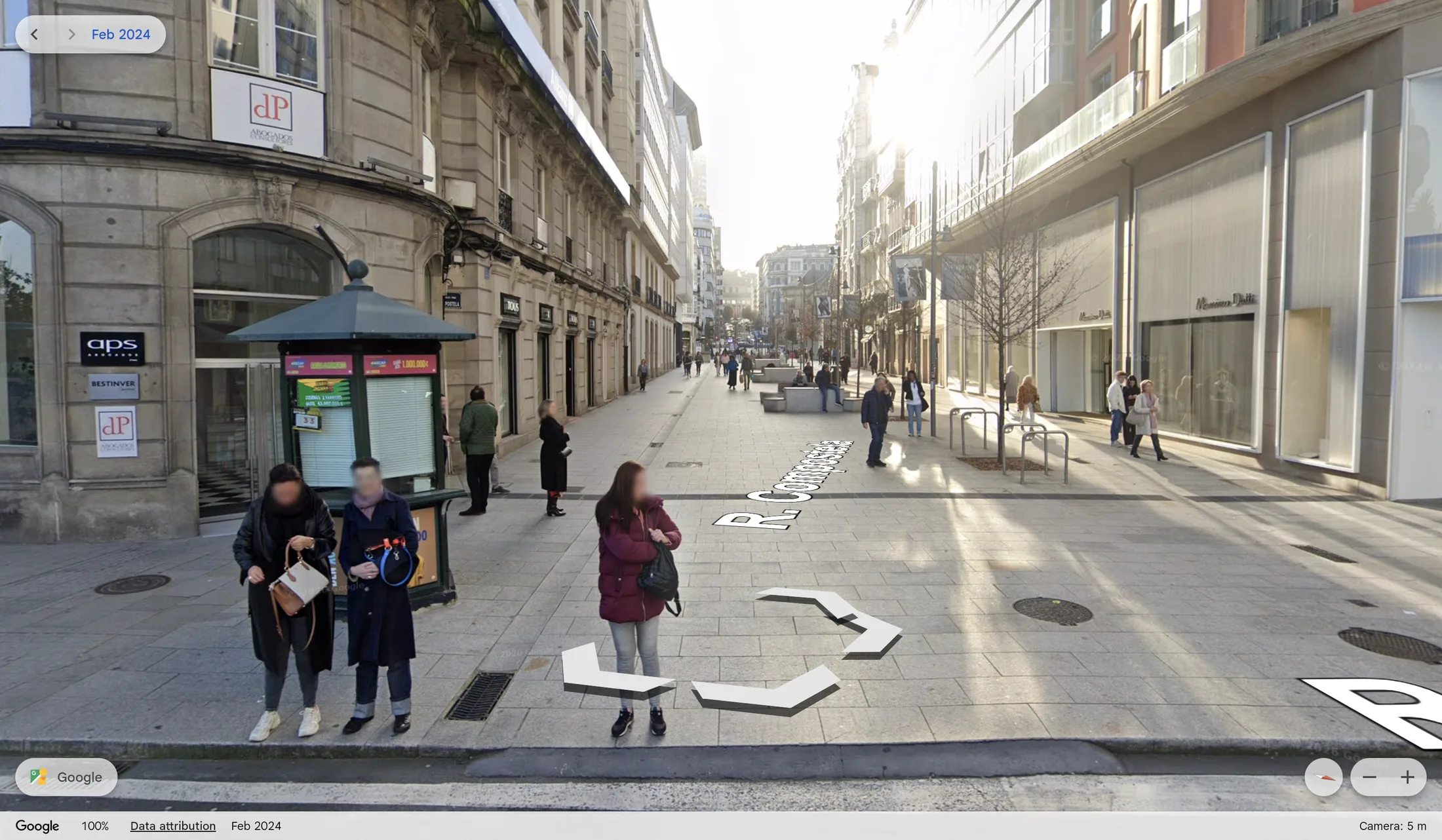 Rúa Juana de Vega, preto da Praza de Lugo, en 2024: o mesmo recuncho pechado aos coches e pavimentado para peóns.